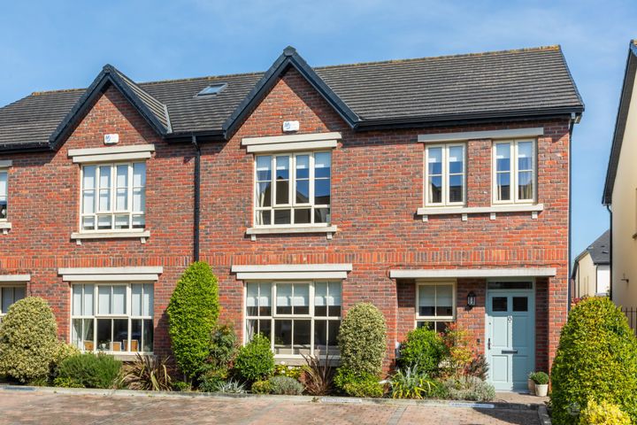 6 BRACKEN PARK CLOSE, CARPENTERSTOWN ROAD, CASTLEKNOCK