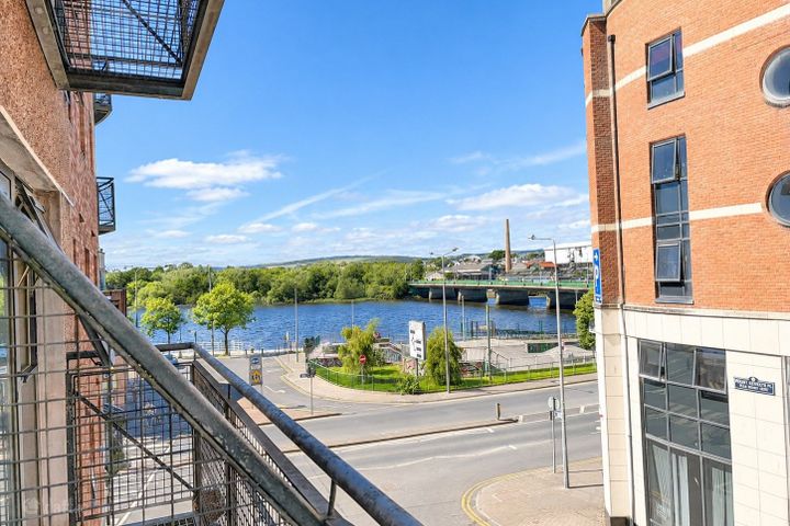 106 RICHMOND COURT, MOUNT KENNETH PLACE, DOCK RD