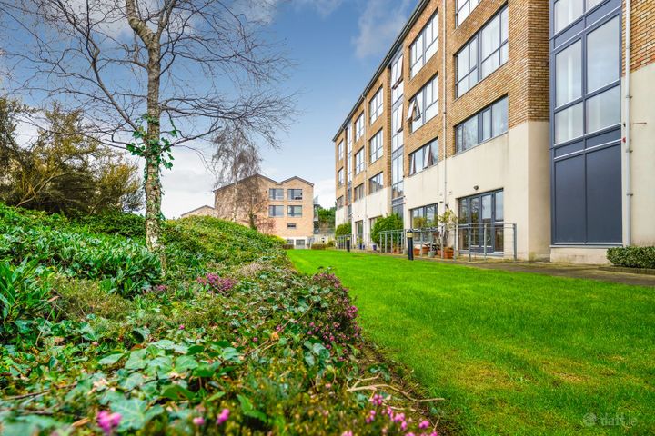 8 CORRIG HALL, TICNOCK HILL, SANDYFORD DUBLIN 18