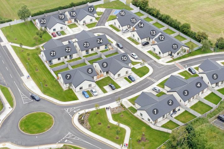 8 Roseville Crescent, Cahir, County Tipperary
