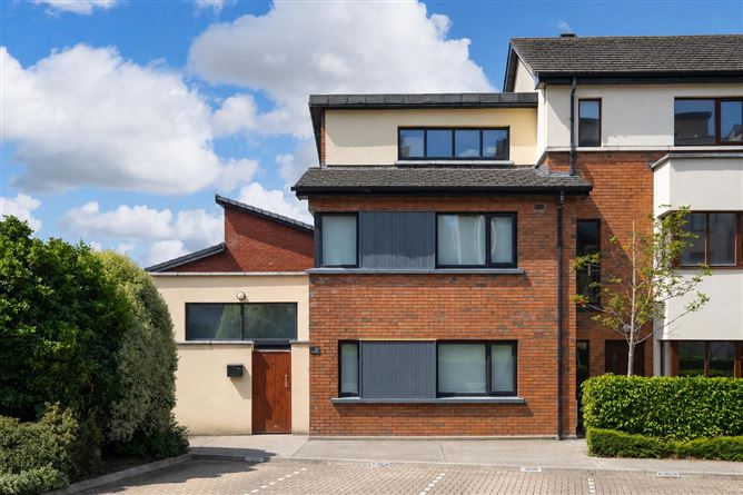 91 THE CRESCENT, CARRICKMINES MANOR, GLENAMUCK RD
