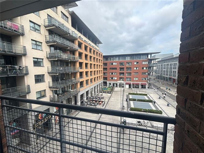 45  Beresford House, Custom House Square