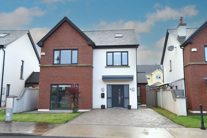 3 FERN BANK, CASTLE HEIGHTS, CARRIGALINE