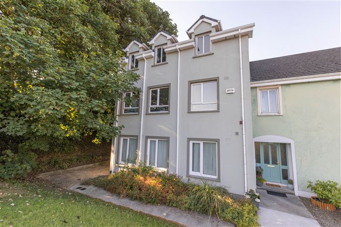 2 Woodview Park, Lahinch Road, Ennistymon, Lahinch, Co. Clare, V95W302