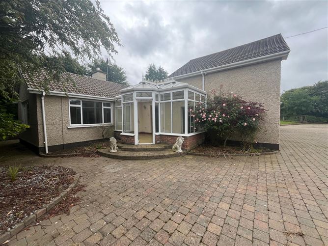 CLIFTON LODGE, BALLYSAX, THE CURRAGH