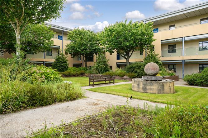 12 KNIGHTSBRIDGE COURT, LONGWOOD RD, TRIM