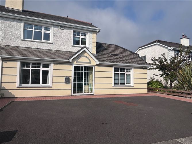 2 WOODPARK AVE, THE QUAY, WESTPORT