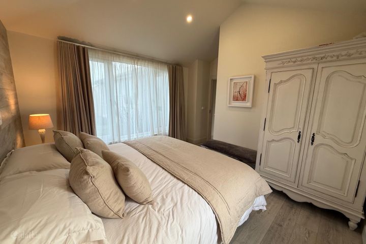 3 STRAND COURT, ROSSLARE STRAND, WEXFORD