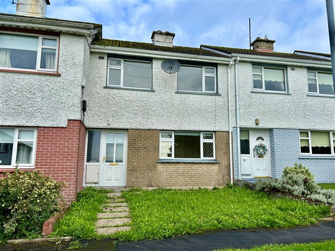 42 BREFFNI CRESCENT, CARRICK-ON-SHANNON, COUNTY LEITRIM