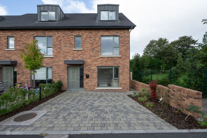 1 HETTYFIELD GARDENS, HETTYFIELD, DOUGLAS