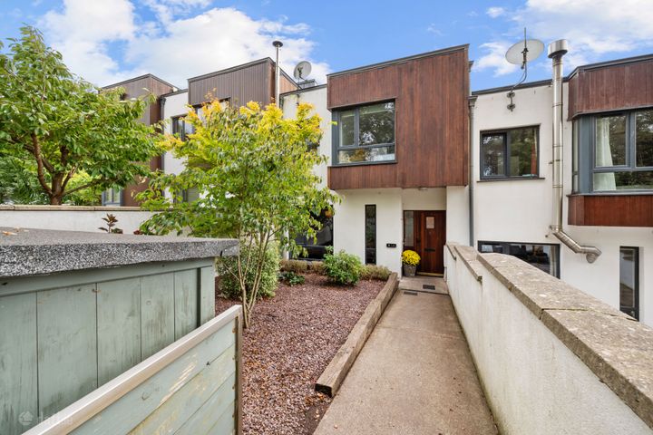 8 THE COURTYARD, WOODVILLE  DUNKETTLE, GLANMIRE